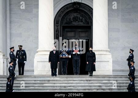 Washington, Stati Uniti. 03 Feb 2021. LA polizia del Campidoglio DEGLI STATI UNITI partecipa ad una cerimonia di partenza per il defunto ufficiale della polizia del Campidoglio Brian Sicknick che si trovava in onore alla rotonda del Campidoglio a Washington, DC il 3 febbraio 2021. L'ufficiale Sicknick è morto il 7 gennaio dopo aver inginocchiato con i rioter il 6 gennaio mentre proteggeva il Campidoglio Foto di Erin Schaff/UPI Credit: UPI/Alamy Live News Foto Stock