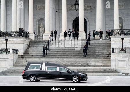 Washington, Stati Uniti. 03 Feb 2021. LA polizia del Campidoglio DEGLI STATI UNITI partecipa ad una cerimonia di partenza per il defunto ufficiale della polizia del Campidoglio Brian Sicknick che si trovava in onore alla rotonda del Campidoglio a Washington, DC il 3 febbraio 2021. L'ufficiale Sicknick è morto il 7 gennaio dopo aver inginocchiato con i rioter il 6 gennaio mentre proteggeva il Campidoglio Foto di Erin Schaff/UPI Credit: UPI/Alamy Live News Foto Stock