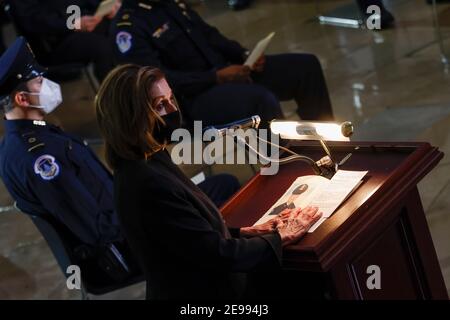 Washington, Stati Uniti. 03 Feb 2021. Il portavoce della Camera dei rappresentanti degli Stati Uniti Nancy Pelosi parla durante una cerimonia per il defunto ufficiale della polizia del Campidoglio Brian Sicknick mentre si trova in onore nella rotonda del Campidoglio degli Stati Uniti a Washington, il 3 febbraio 2021. (Foto di Carlos Barria/Pool/Sipa USA) Credit: Sipa USA/Alamy Live News Foto Stock