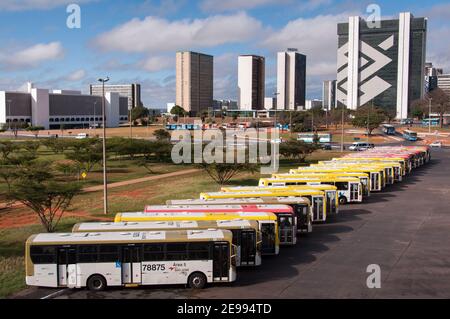 Brasilia, Brasile - 6 giugno 2015: Fila di autobus nella stazione centrale degli autobus di Brasilia. La città è stata progettata e sviluppata da Lúcio Costa e Oscar Niemeyer. Foto Stock