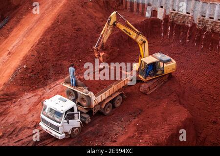 BRASILIA, BRASILE - 6 GIUGNO 2015: Escavatore carico dumper autocarro ribaltabile in cantiere di un nuovo edificio commerciale. Foto Stock