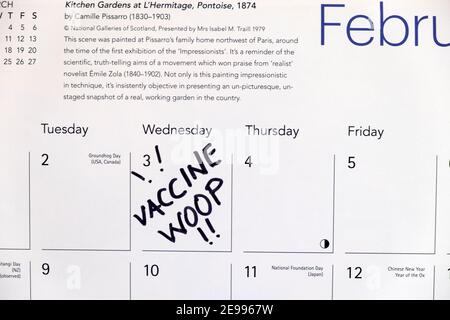 Ho ottenuto la data del mio vaccino di covid scritto sul calendario 3 Febbraio 2021 esprimere gioia durante la pandemia di Covid 19 in Galles Regno Unito Gran Bretagna KATHY DEWITT Foto Stock