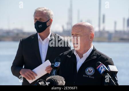 Houston, Texas USA 2 febbraio 2021: I repubblicani del Congresso, incluso il Rep. Kevin Brady (R-TX), criticano l'ordine esecutivo del Presidente Joe Biden di annullare il gasdotto Keystone XL in occasione di una conferenza stampa presso la Houston Ship Channel. Dietro Brady c'è il leader della minoranza della Camera Kevin McCarthy (R-CA). ©Bob Daemmrich Foto Stock