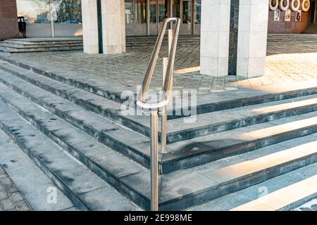 Ringhiere in acciaio inox e scale in metallo in città Foto Stock