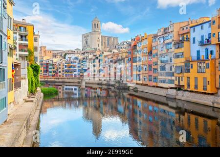 Girona, Spagna. Vista della Cattedrale e delle case colorate che si riflettono nel fiume Onyar Foto Stock