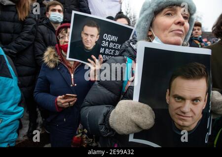 Mosca, Russia. 23 gennaio, 2021 persone partecipano a un raduno non autorizzato a sostegno del leader russo dell'opposizione Alexei Navalny in piazza Pushkinskaya nel centro della città di Mosca, Russia. La gente tiene ritratti di Alexei Navalny con l'iscrizione 'uno per tutti e tutti per uno' e chiede di liberarlo dalla prigione Foto Stock