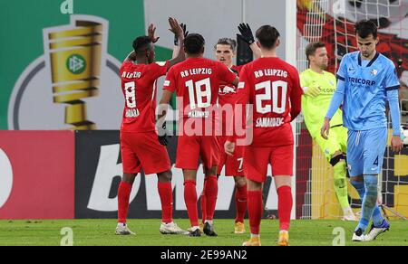 Lipsia, Germania. Fido: 03.02.2021, Calcio: Calcio: DFB-Pokal, round di 16, stagione 2020/21 RB, Red Bull Leipzig - VfL Bochum Marcel Sabitzer, trasforma, spara, la, penalità, a 2: 0, giubilo, grazie, con, e, Amadou Haidara, Christopher Nku Credit: Ralf Iunking/Alamy Sporting News/Worldwide | Live Photo/Alamy Sporting | Live Photo News 2021 Foto Stock