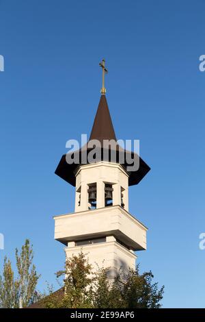 La campana della torre sullo sfondo del cielo blu. Questo è un tipo di architettura ortodossa chiesa in Moldavia e Romania. Foto Stock