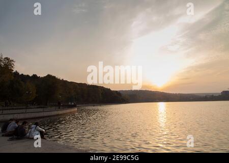 Un weekend meraviglioso in un parco cittadino con un lago. Il parco Valea Morilor a Chisinau la Repubblica di Moldavia ottobre 20 2018. Foto Stock