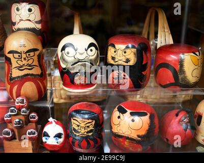 Bambole giapponesi Daruma in vendita in un negozio nella zona giapponese di San Francisco, California. Le bambole tradizionali giapponesi sono modellate su Bodhidha Foto Stock