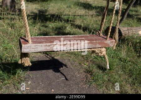 Altalena vintage per bambini nel parco. Primo piano. Foto Stock