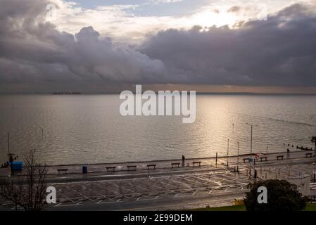 Grande distesa di acqua marina estuario del Tamigi nel tardo pomeriggio vicino al crepuscolo a Southend on Sea, Essex, UK. Nave con container MSC Hamburg Passing. Fronte meteo Foto Stock