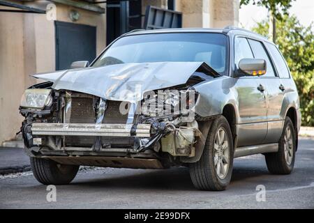 L'auto si è schiantata in un incidente d'auto. Veicolo rotto dopo un disastro mortale. Danni da collisione stradale. L'auto grigia viene danneggiata per incidente. Auto danneggiata dopo Foto Stock