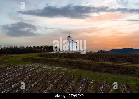 Veduta aerea della cappella di Santa Teresa nelle montagne di Zemplen vicino alla città di Tarcal. Edificio storico in stile barocco costruito a Matia Theresa Foto Stock