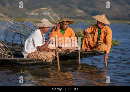 Lago Inle, Myanmar - Dicembre 2019: Riposo dei pescatori in barca Foto Stock