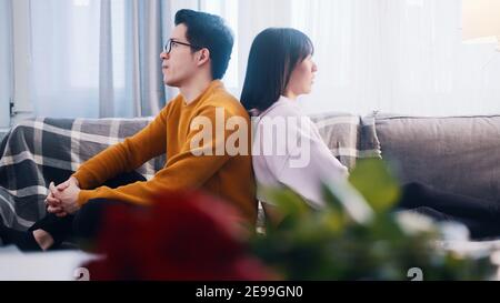 Giovane coppia asiatica che ha un argomento. Seduta indietro. Problemi di relazione. Foto di alta qualità Foto Stock