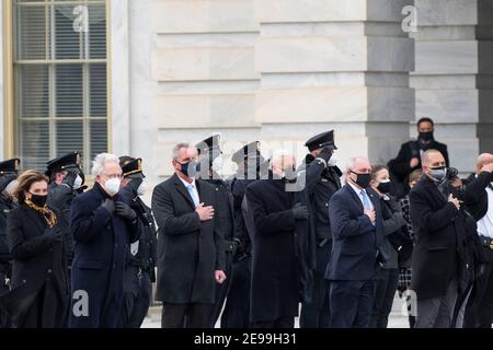 Membri del Congresso da sinistra a destra: Presidente della Camera dei rappresentanti degli Stati Uniti Nancy Pelosi (democratico della California), leader delle minoranze del Senato degli Stati Uniti Mitch McConnell (repubblicano del Kentucky), leader della maggioranza della Camera degli Stati Uniti Steny Hoyer (democratico del Maryland), minoranza della Camera degli Stati Uniti Steve Scalise (repubblicano della Louisiana) E il rappresentante degli Stati Uniti, Hakeem Jeffries (democratico di New York), si levano in piedi come una guardia d'onore porta un'urna con i resti cremati dell'ufficiale della polizia del Campidoglio degli Stati Uniti Brian Sicknick e una bandiera americana piegata lungo i gradini del fronte Est dell'U Foto Stock