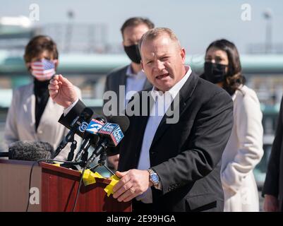 Houston, Texas, Stati Uniti. 2 Feb 2021. Houston, Texas USA 2 febbraio 2021: I repubblicani del Congresso, incluso il Rep. Troy Nehis (R-TX), criticano l'ordine esecutivo del Presidente Joe Biden di annullare il gasdotto Keystone XL in una conferenza stampa presso la Houston Ship Channel. Credit: Bob Daemmrich/ZUMA Wire/Alamy Live News Foto Stock