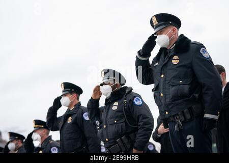 Washington, DC, Stati Uniti. 3 Feb 2021. Gli ufficiali della polizia del Campidoglio degli Stati Uniti salutano i resti dell'ufficiale Brian Sicknick, che vengono portati avanti lungo i gradini del Campidoglio dopo essere stati onorati nella Rotunda il 3 febbraio 2021 a Washington, DC. Sicknick morì a causa di lesioni subite durante l'attacco del 6 gennaio al Campidoglio degli Stati Uniti. Sicknick sarà sepolto al Cimitero Nazionale di Arlington. Credit: Drew Angerer/Pool via CNP/Media Punch/Alamy Live News Foto Stock