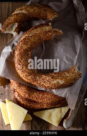 Bagel turchi con formaggio su sfondo di legno. Foto Stock