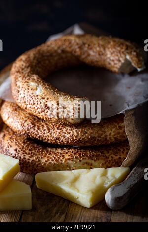 Bagel turchi con formaggio su sfondo di legno. Foto Stock