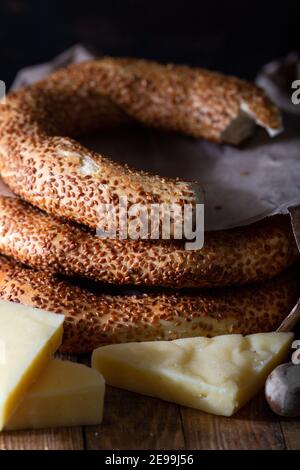 Bagel turchi con formaggio su sfondo di legno. Foto Stock