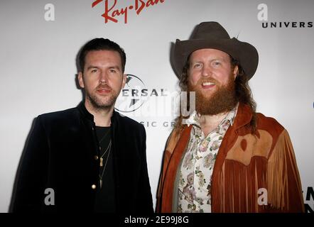 **FILE FOTO** TJ Osborne dei Fratelli Osborne esce come gay. LOS ANGELES, CA - FEBBRAIO 10: T.J. Osborne e John Osborne dei Fratelli Osborne frequentano il 2019 After Party dell'Universal Music Group alla ROW DTLA il 9 febbraio 2019 a Los Angeles, California. Foto: Crash/imageSPACE/MediaPunch Foto Stock