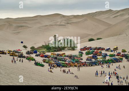 Un sacco di sabbia buggy in piedi nelle alte dune presso l'oasi di Huacachina, Perù, Sud America Foto Stock