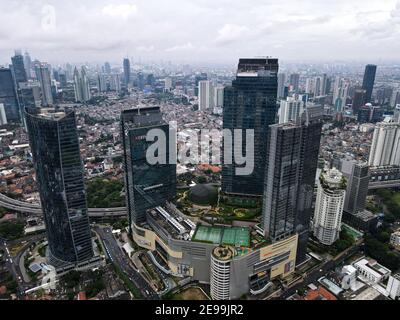 Vista aerea dell'edificio della DBS Bank a Giacarta e nuvola rumorosa con paesaggio urbano. La banca DBS proviene da singapore. GIACARTA - Indonesia. 4 febbraio 2021 Foto Stock