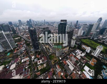 Vista aerea dell'edificio della DBS Bank a Giacarta e nuvola rumorosa con paesaggio urbano. La banca DBS proviene da singapore. GIACARTA - Indonesia. 4 febbraio 2021 Foto Stock