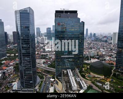Vista aerea dell'edificio della DBS Bank a Giacarta e nuvola rumorosa con paesaggio urbano. La banca DBS proviene da singapore. GIACARTA - Indonesia. 4 febbraio 2021 Foto Stock