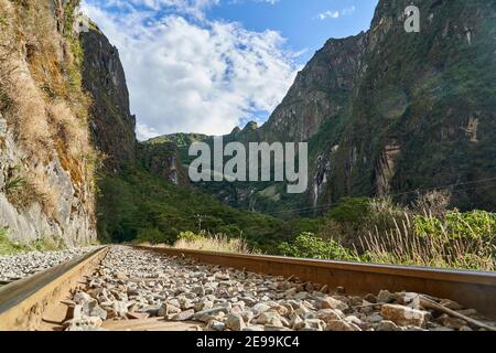 Percorsi ferroviari attraverso la valle sacra del fiume urubamba vicino a Machu Picchu, spesso camminati per raggiungere le rovine inca nella montagna delle ande Foto Stock