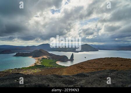 Famosa formazione rocciosa vulcanica del pinnacolo al mare dell'isola di Bartolome alle isole galapagos, Ecuador, Sud America Foto Stock