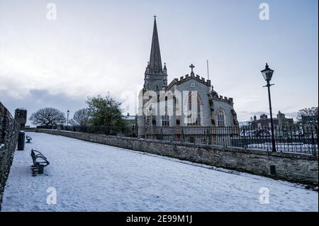 Derry, Norther Irlanda - 23 gennaio 2021: Cattedrale di St Columb nelle Mura di Derry in inverno coperta di neve Foto Stock