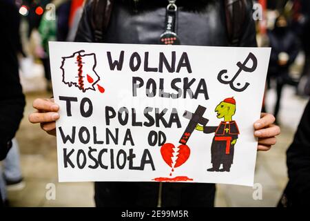 Cracovia, Malopolskie, Polonia. 1 febbraio 2021. Un cartello che dice: "La Polonia libera è la Polonia libera dalla Chiesa Cattolica". Dopo il verdetto della Corte costituzionale polacca entrato in vigore il 27 gennaio, per attuare una delle più restrittive leggi anti-aborto in Europa, centinaia di polacchi hanno preso le strade in tutte le principali città. Le proteste sono state organizzate dallo Sciopero delle Donne. Credit: Filip Radwanski/SOPA Images/ZUMA Wire/Alamy Live News Foto Stock