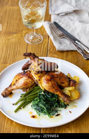 poussin arrosto con patate, purè di sudore, fagioli verdi e spinaci cremosi Foto Stock