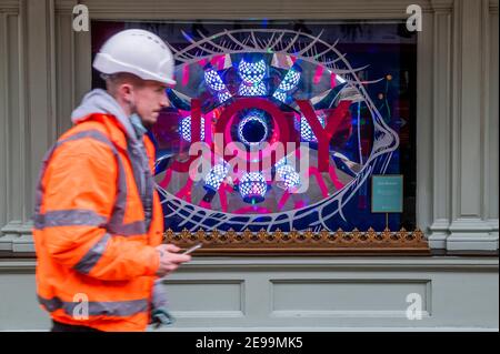 Londra, Regno Unito. 3 Feb 2021. Fortnum & Masons le nuove vetrine, make joy, sono il risultato di una chiamata aperta a scenografi teatrali. Molte unità al dettaglio hanno chiuso da quando è iniziata la pandemia, ma la sala alimentare Fortnums rimane aperta, anche se le strade esterne sono molto tranquille. Tempi difficili per la strada principale durante il Lockdown 3 nazionale, in quanto l'istruzione del governo è per tutti a rimanere a casa. Credit: Guy Bell/Alamy Live News Foto Stock