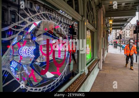 Londra, Regno Unito. 3 Feb 2021. Fortnum & Masons le nuove vetrine, make joy, sono il risultato di una chiamata aperta a scenografi teatrali. Molte unità al dettaglio hanno chiuso da quando è iniziata la pandemia, ma la sala alimentare Fortnums rimane aperta, anche se le strade esterne sono molto tranquille. Tempi difficili per la strada principale durante il Lockdown 3 nazionale, in quanto l'istruzione del governo è per tutti a rimanere a casa. Credit: Guy Bell/Alamy Live News Foto Stock