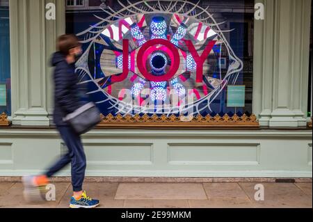 Londra, Regno Unito. 3 Feb 2021. Fortnum & Masons le nuove vetrine, make joy, sono il risultato di una chiamata aperta a scenografi teatrali. Molte unità al dettaglio hanno chiuso da quando è iniziata la pandemia, ma la sala alimentare Fortnums rimane aperta, anche se le strade esterne sono molto tranquille. Tempi difficili per la strada principale durante il Lockdown 3 nazionale, in quanto l'istruzione del governo è per tutti a rimanere a casa. Credit: Guy Bell/Alamy Live News Foto Stock