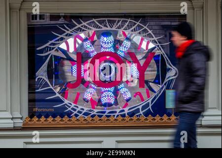 Londra, Regno Unito. 3 Feb 2021. Fortnum & Masons le nuove vetrine, make joy, sono il risultato di una chiamata aperta a scenografi teatrali. Molte unità al dettaglio hanno chiuso da quando è iniziata la pandemia, ma la sala alimentare Fortnums rimane aperta, anche se le strade esterne sono molto tranquille. Tempi difficili per la strada principale durante il Lockdown 3 nazionale, in quanto l'istruzione del governo è per tutti a rimanere a casa. Credit: Guy Bell/Alamy Live News Foto Stock