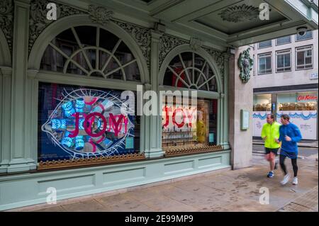 Londra, Regno Unito. 3 Feb 2021. Fortnum & Masons le nuove vetrine, make joy, sono il risultato di una chiamata aperta a scenografi teatrali. Molte unità al dettaglio hanno chiuso da quando è iniziata la pandemia, ma la sala alimentare Fortnums rimane aperta, anche se le strade esterne sono molto tranquille. Tempi difficili per la strada principale durante il Lockdown 3 nazionale, in quanto l'istruzione del governo è per tutti a rimanere a casa. Credit: Guy Bell/Alamy Live News Foto Stock