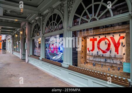 Londra, Regno Unito. 3 Feb 2021. Fortnum & Masons le nuove vetrine, make joy, sono il risultato di una chiamata aperta a scenografi teatrali. Molte unità al dettaglio hanno chiuso da quando è iniziata la pandemia, ma la sala alimentare Fortnums rimane aperta, anche se le strade esterne sono molto tranquille. Tempi difficili per la strada principale durante il Lockdown 3 nazionale, in quanto l'istruzione del governo è per tutti a rimanere a casa. Credit: Guy Bell/Alamy Live News Foto Stock