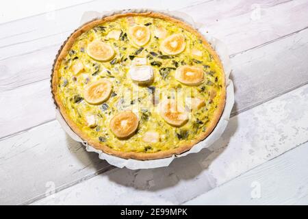 torta o quiche con porri e formaggio di capra Foto Stock