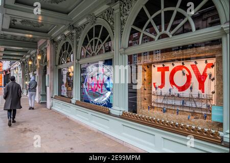 Londra, Regno Unito. 3 Feb 2021. Fortnum & Masons le nuove vetrine, make joy, sono il risultato di una chiamata aperta a scenografi teatrali. Molte unità al dettaglio hanno chiuso da quando è iniziata la pandemia, ma la sala alimentare Fortnums rimane aperta, anche se le strade esterne sono molto tranquille. Tempi difficili per la strada principale durante il Lockdown 3 nazionale, in quanto l'istruzione del governo è per tutti a rimanere a casa. Credit: Guy Bell/Alamy Live News Foto Stock