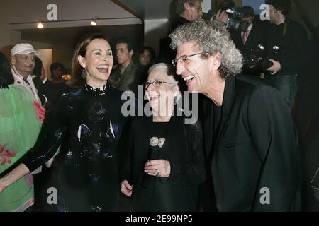 Il Costume designer Yvonne Sassinot de Nesle con Carole Bouquet e il regista francese Elie Chouraqui partecipa al 1° festival internazionale "Cinema, Costumi e modi" presso l'Espace Pierre Cardin di Parigi, Francia, il 31 marzo 2006. Foto di Laurent Zabulon/ABACAPRESS.COM. Foto Stock