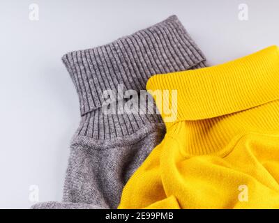 Abito piatto Lay grigio giallo tartaruga collo match Foto Stock