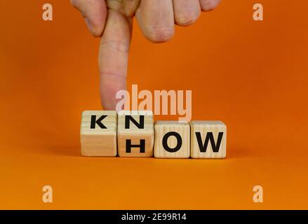 Conoscere il simbolo. L'uomo d'affari gira i cubi e cambia la parola 'come' a 'sapere'. Bellissimo sfondo arancione. Spazio di copia. Business e know how concetto. Foto Stock