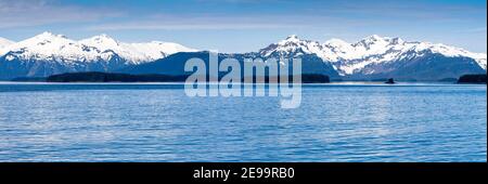 Montagne innevate lungo la costa dell'Alaska meridionale Foto Stock