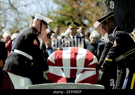 La guardia d'onore del servizio congiunto colloca il casket dell'ex Segretario della Difesa Caspar W. Weinberger al suo posto di riposo finale nel Cimitero Nazionale di Arlington, VA, USA il 4 aprile 2006. Weinberger assunse l'incarico il 21 gennaio 1981 e rimase in carica fino al 23 novembre 1987, rendendolo il segretario di servizio della difesa più lungo di sempre. Durante il suo mandato, Weinberger guidò la costruzione militare in tempo di pace del presidente Ronald Reagan. Caspar W. Weinberger morì il 28 marzo 2006, all'età di 88 anni. Foto di USN via ABACAPRESS.COM Foto Stock