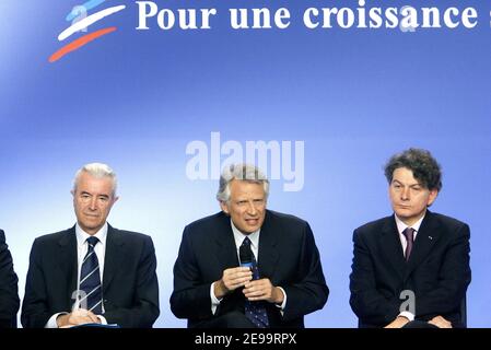 Il primo ministro Dominique De Villepin tiene la sua conferenza stampa mensile con il ministro dell'Istruzione nazionale Gilles de Robien e il ministro dell'economia Thierry Breton al palazzo Matignon, a Parigi, il 6 aprile 2006, Foto di Mehdi Taamallah/ABACAPRESS.COM Foto Stock